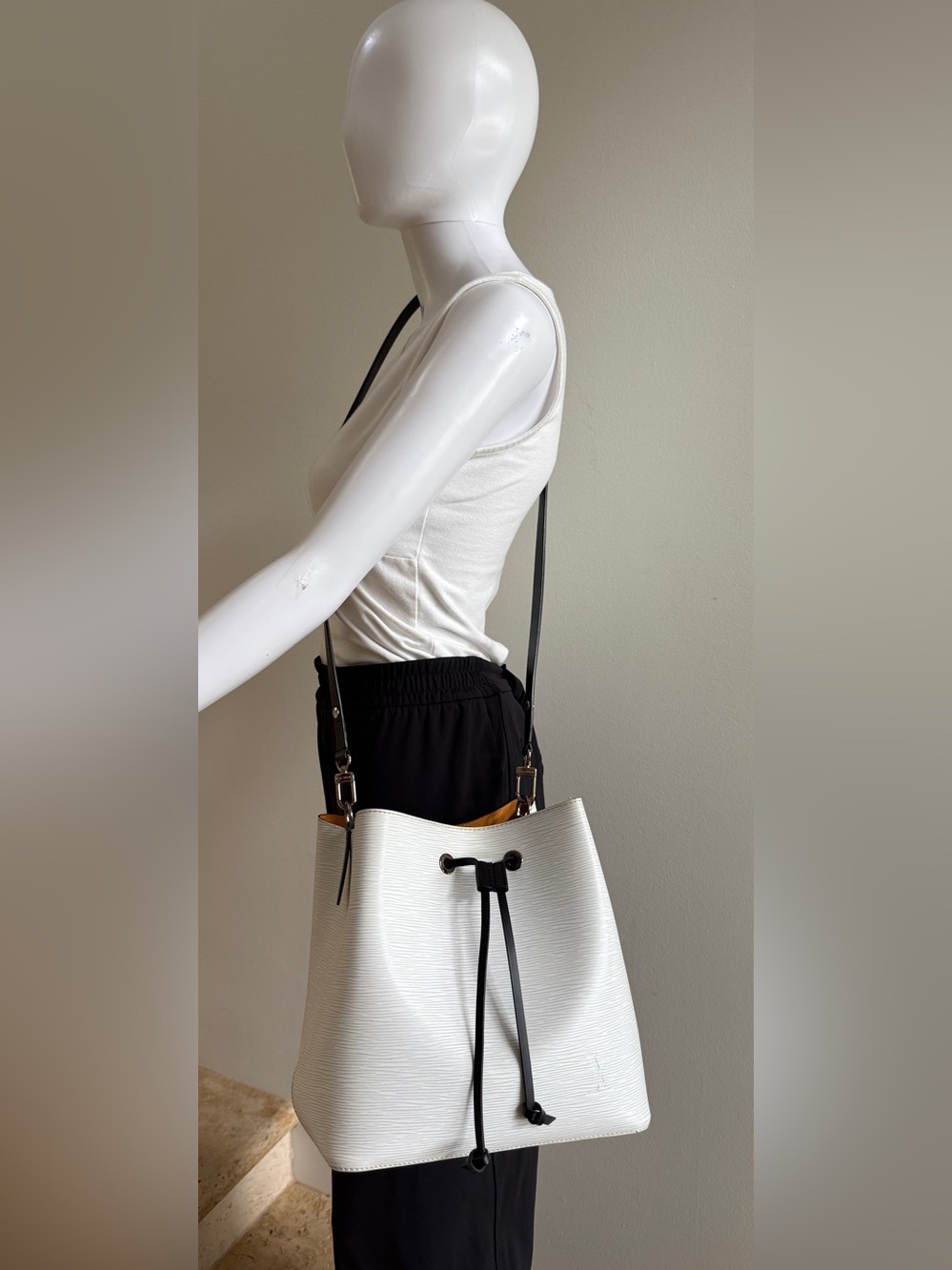 LOUIS VUITTON Epi Leather NeoNoe MM Handbag Bag White/Black - Picture 14 of 15